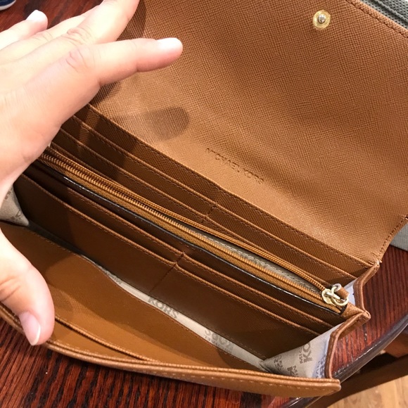 Michael Kors Wallet - Picture 3 of 4